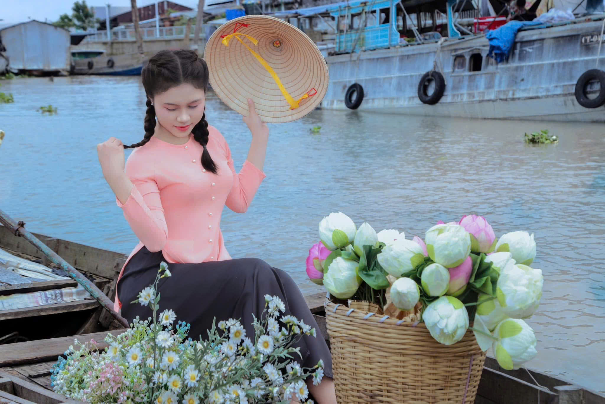 Chụp Ảnh Đồ Bà Ba & Check-in Thuyền Hoa